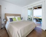 villa-palma-doppelbett-und-ausgang-zur-terrasse.jpg