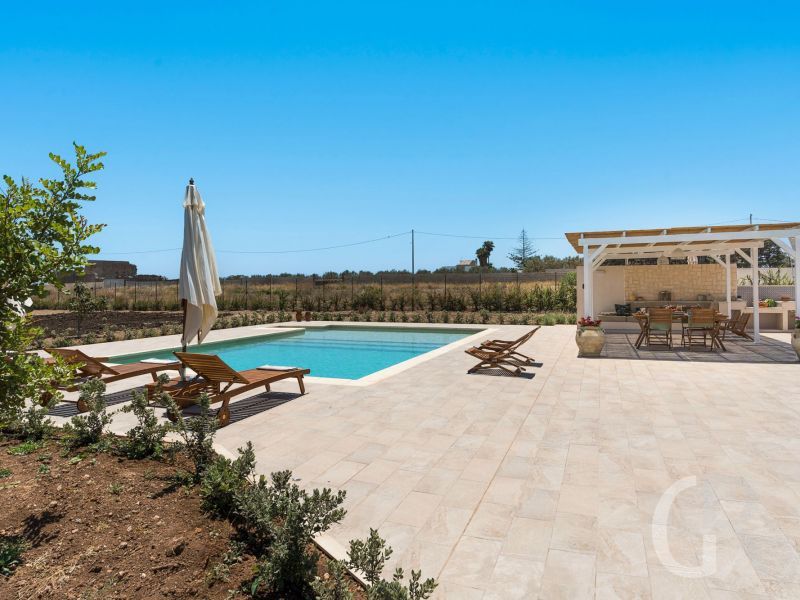 villa-paolina-pool-mit-liegen.jpg