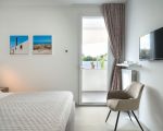 villa-paradisus-doppelbett-und-stuhl.jpg
