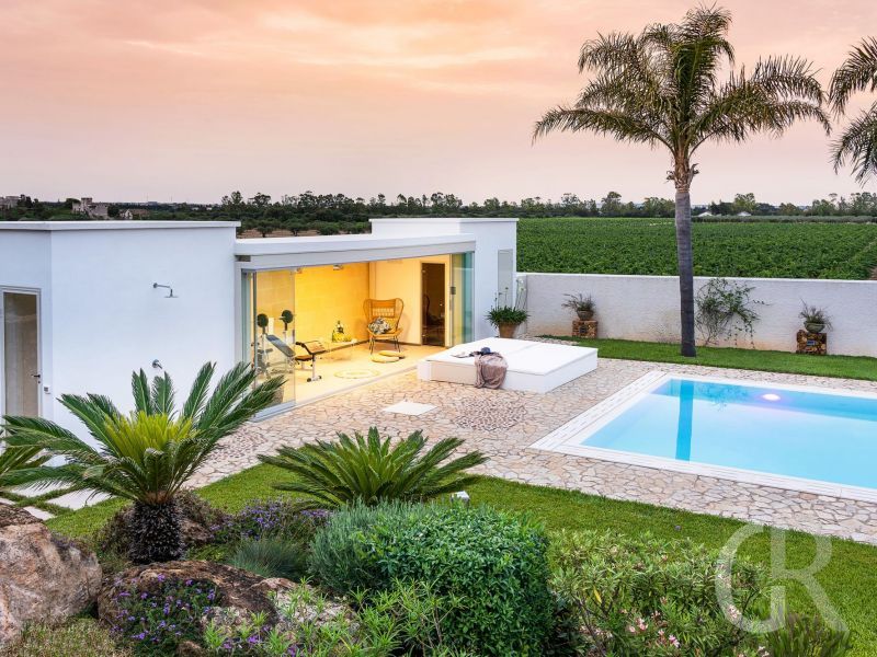 villa-pietra-del-sole-pool-am-abend.jpg