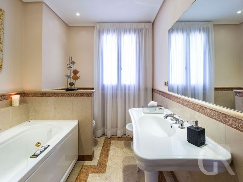 villa-profumo-bad-mit-wanne.jpg
