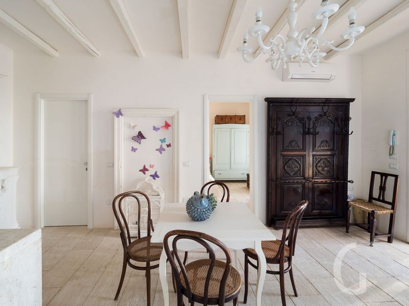 villa-ritrovato-essbereich-mit-schrank.jpg