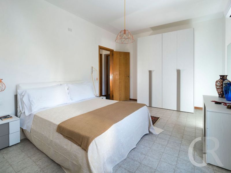 villa-salinella-blick-auf-das-doppelbett.jpg