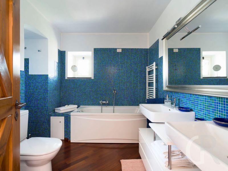 villa-saracina-bad-in-weiss-und-blau.jpg
