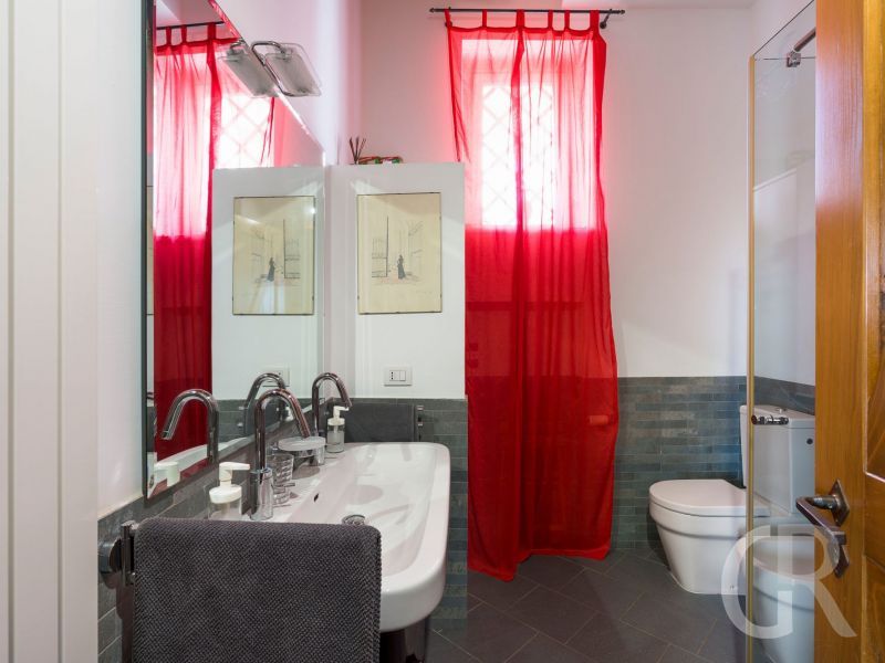 villa-saracina-bad-mit-waschbecken.jpg