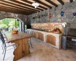 villa-saracina-sommerkueche-mit-esstisch.jpg