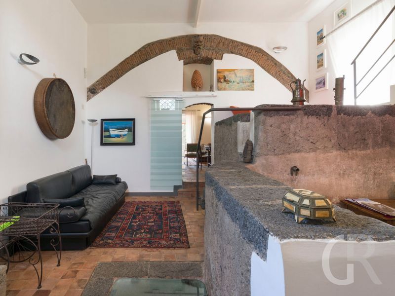 villa-saracina-wohnzimmer-mit-sofa.jpg