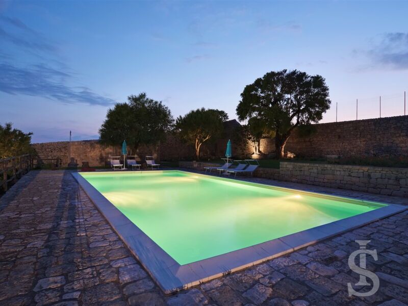 villa-scifazzo-pool-am-abend.jpg