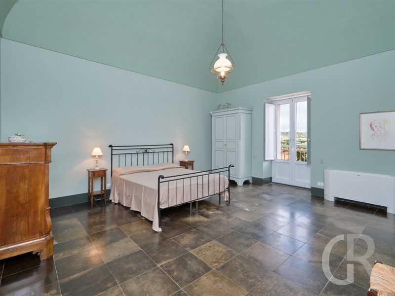 villa-scifazzo-schlafzimmer-mit-kommode-und-bett.jpg