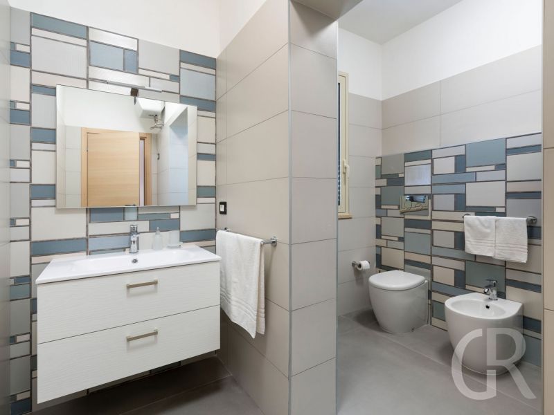 villa-stella-maris-modernes-badezimmer.jpg