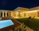 villa-trifilla-abendstimmung-am-haus-und-pool.jpg