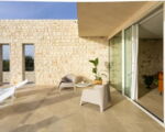 villa-trifilla-liegeflaeche-am-pool-und-terrasseneingang-zum-haus.jpg