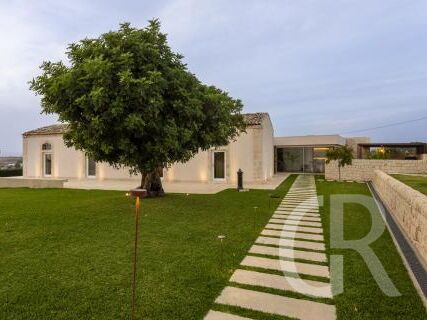 villa-trifilla-vordere-ansicht-der-villa.jpg