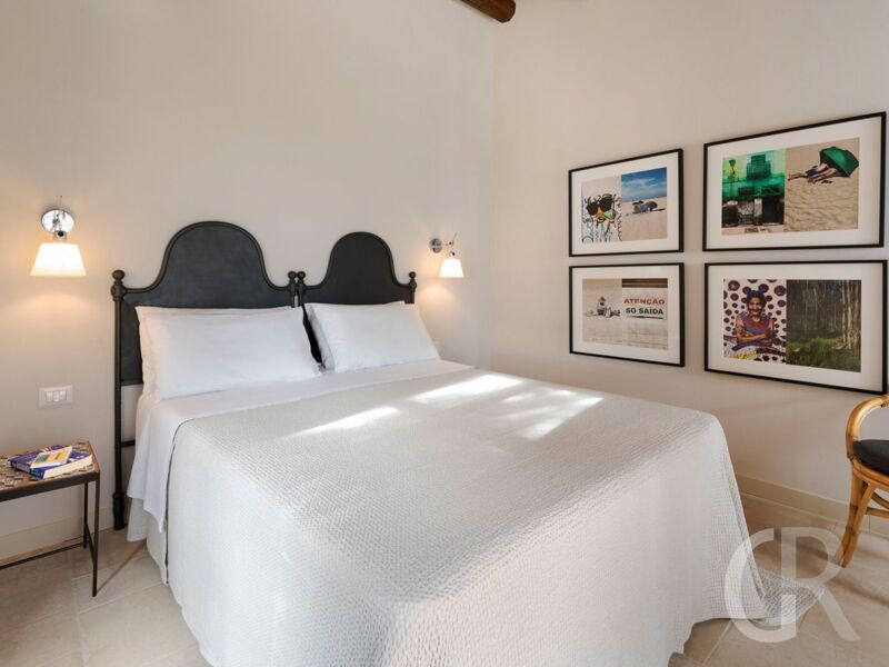villa-ziguli-grosses-weisses-bett.jpg