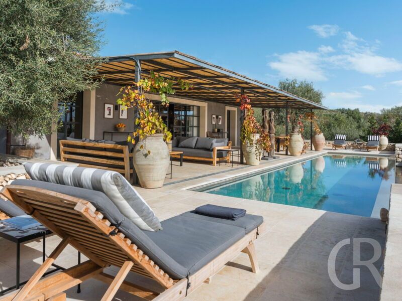 villa-zigulotto-am-pool-sonnenliegen.jpg