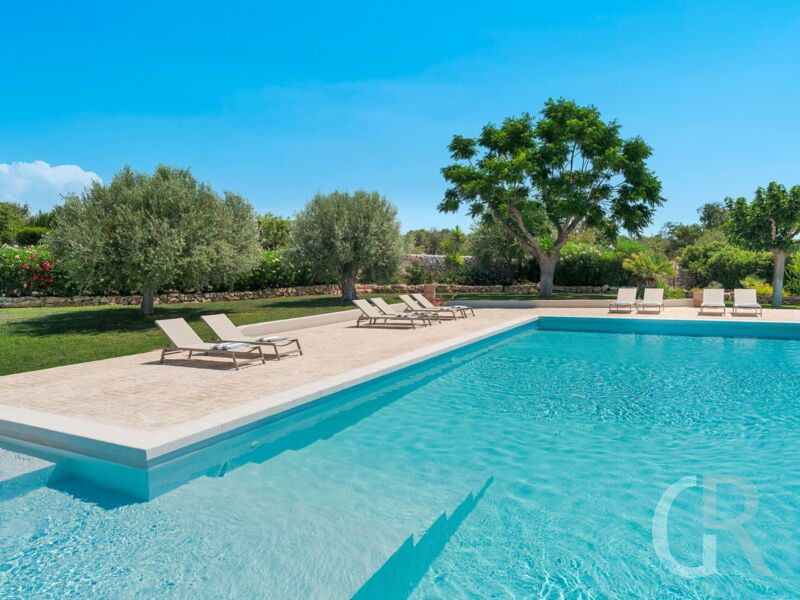 carrubi-sonnenliegen-am-pool.jpg