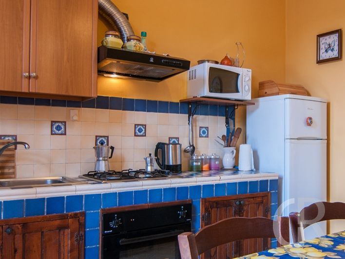 casa-capperi-gemauerte-kueche-mit-kochfeld-und-kuehlschrank.jpg
