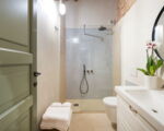 casa-ninetta-dusche-im-badezimmer-mit-waschbecken.jpg