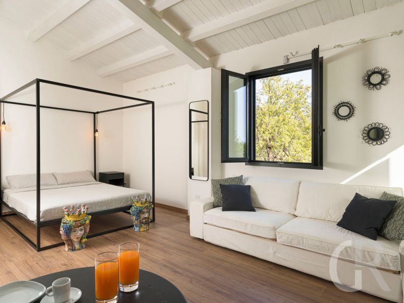 casa-tancredi-doppelbett-mit-sofa.jpg