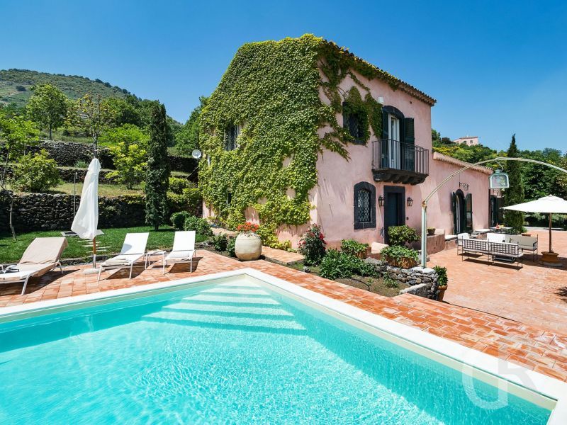ferienhaus-capinera-blick-auf-villa-und-pool.jpg