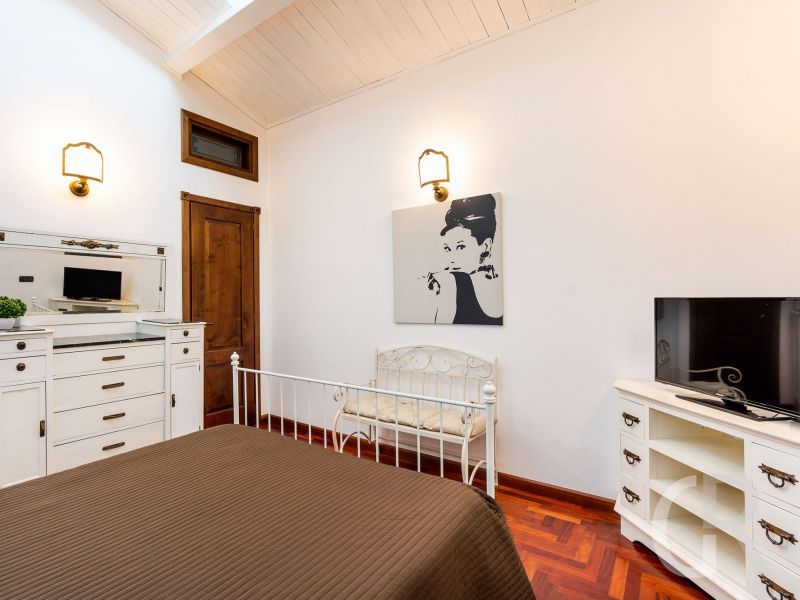 ferienhaus-carolina-schlafzimmer-mit-fernseher.jpg