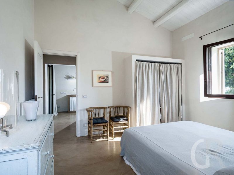 ferienhaus-carrubi-schlafzimmer-mit-doppelbett.jpg