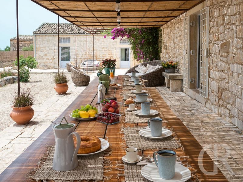 ferienhaus-dimora-pura-gedeckte-tafel-im-freien.jpg