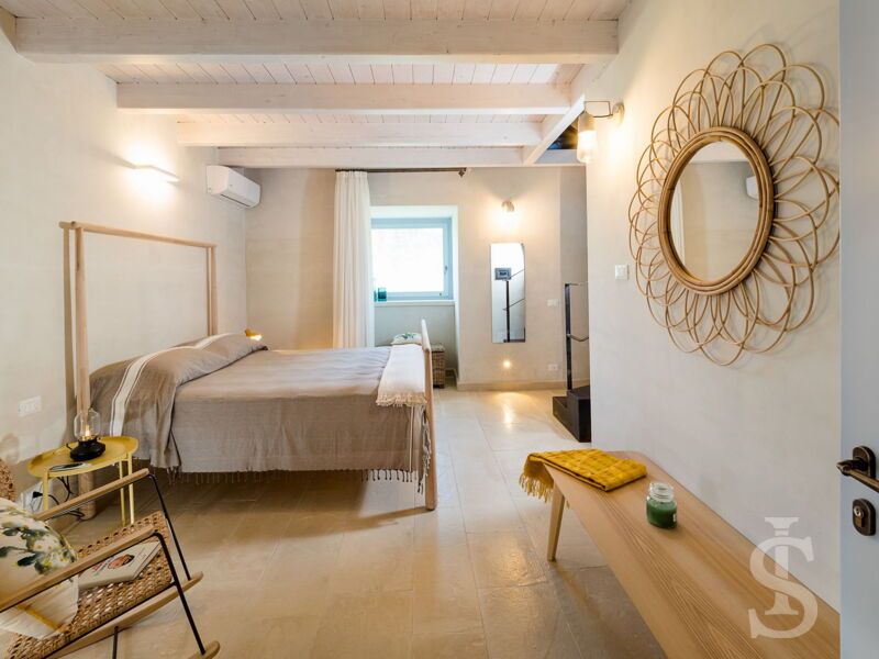 ferienhaus-dimora-pura-schlafzimmer-mit-doppelbett.jpg