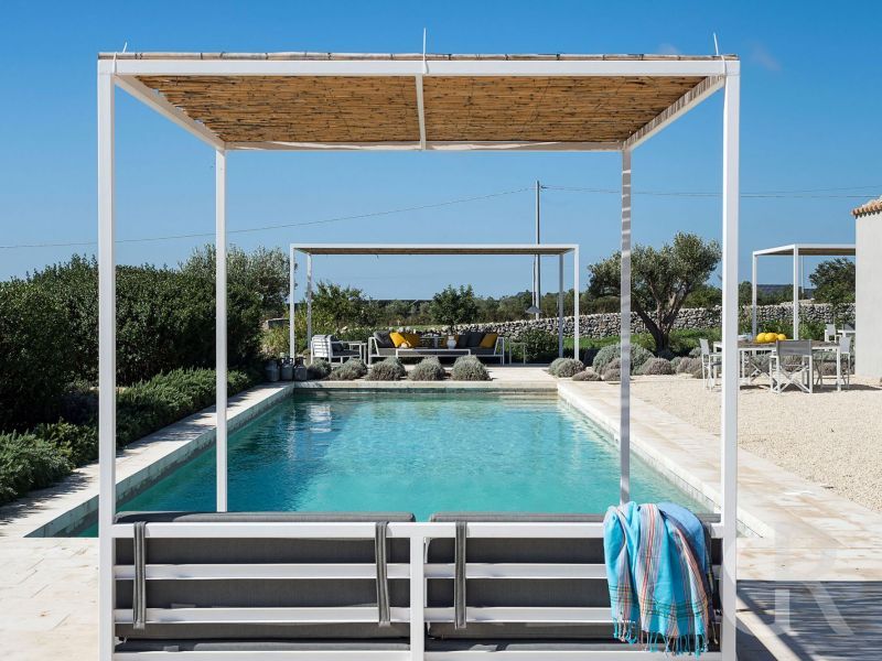ferienhaus-hybla-sonnenterrasse-am-pool.jpg