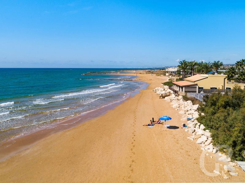 ferienhaus-mare-del-sud-villa-und-strand.jpg