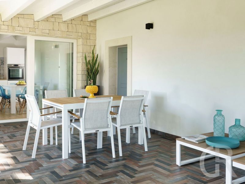 ferienhaus-marinella-esstisch-im-freien.jpg