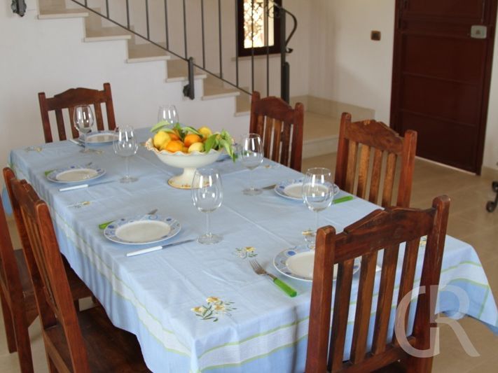 ferienhaus-oasi-esstisch.JPG