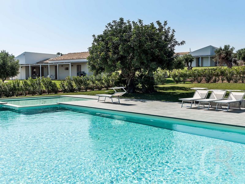 ferienhaus-ulivi-grosser-pool.jpg