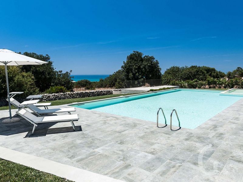 ferienhaus-ulivi-sonnenterrasse-am-pool.jpg
