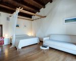 ferienhaus-villa-dorata-schlafzimmer-mit-couch.jpg