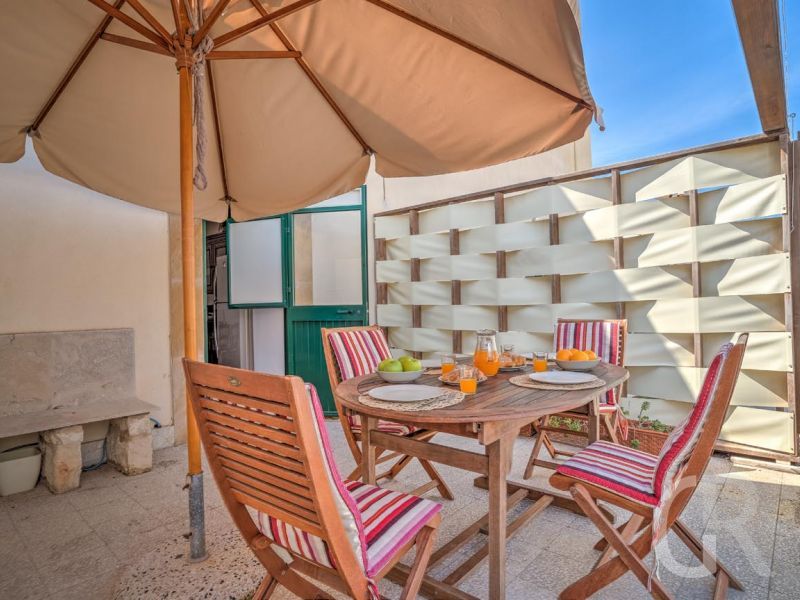 ferienwohnung-agemennone-terrasse-und-sonnenschirm.jpg