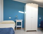 ferienwohnung-antonio-schlafraum-mit-doppel-und-einzelbett.JPG