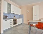 ferienwohnung-arance-moderne-einbaukueche-mit-essplatz.jpg