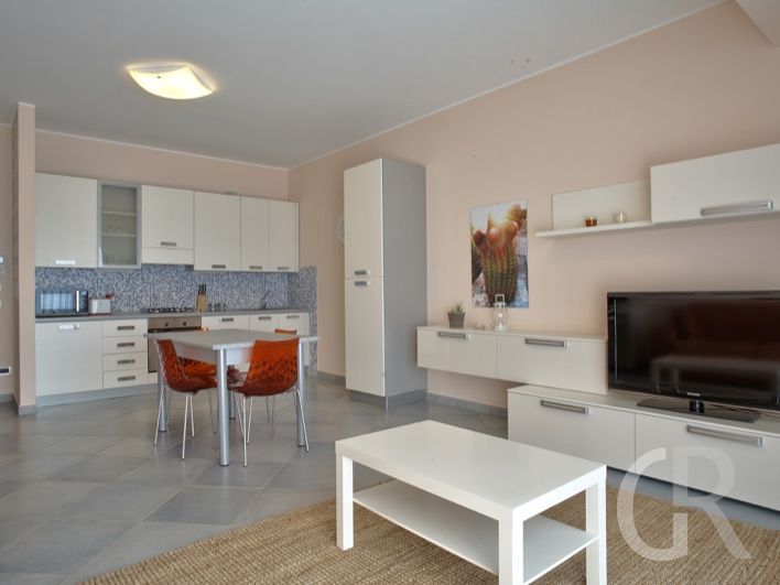 ferienwohnung-arance-moderne-wohnkueche-mit-tv.jpg