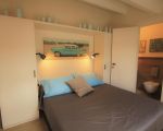 ferienwohnung-aristotele-doppebett-im-schlafzimmer.jpg