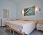 ferienwohnung-cobalto-schlafzimmer-mit-doppelbett.jpg