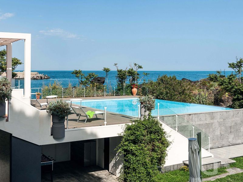 ferienwohnung-corallo-blick-auf-pool-und-meer.jpg