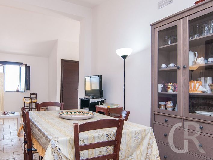 ferienwohnung-corrado-esstisch-mit-geschirrschrank.jpg