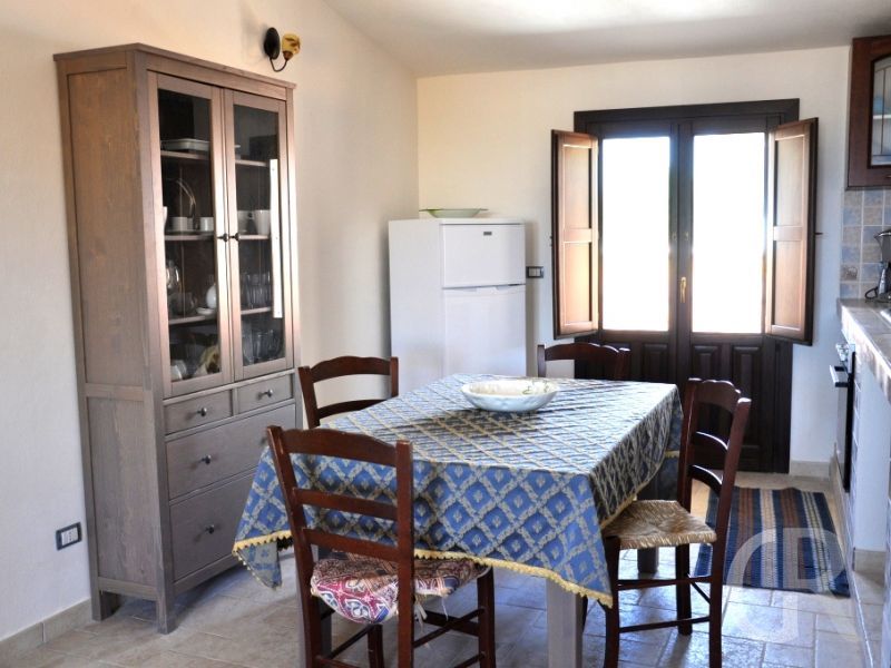 ferienwohnung-corrado-wohn-esskueche-mit-grossem-kuehlschrank-und-essplatz.jpg