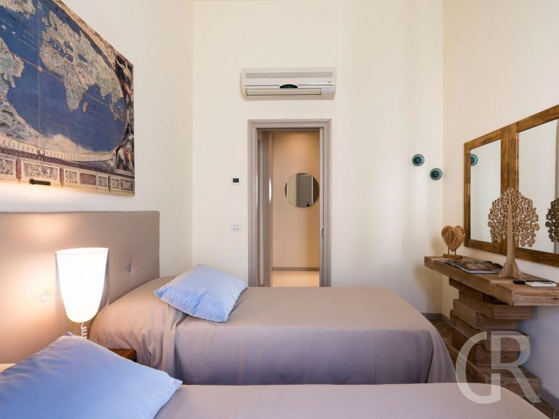 ferienwohnung-dimora-blick-auf-das-doppelbett.jpg