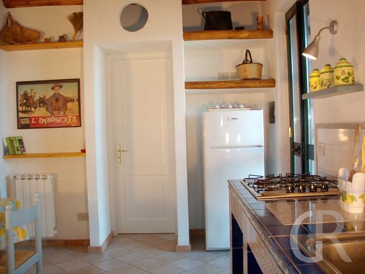 ferienwohnung-draco-kueche-mit-kuehlschrank.jpg