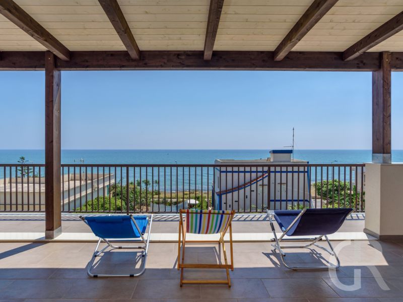 ferienwohnung-ducezio-blick-von-der-terrasse-zum-meer.jpg