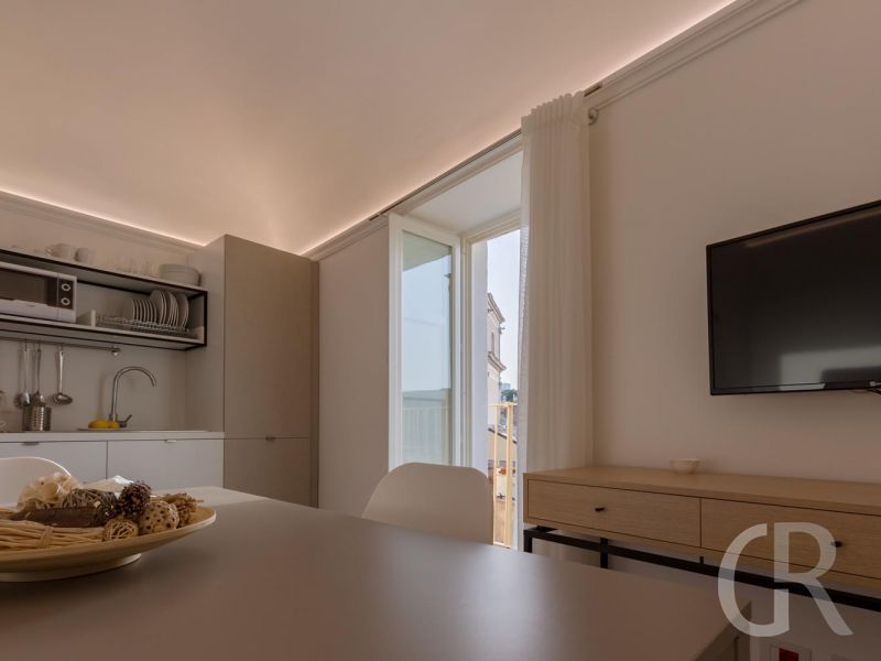 ferienwohnung-enea-blick-auf-die-kuechenzeile.jpg