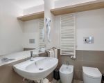 ferienwohnung-enea-waschbecken-mit-spiegel.jpg