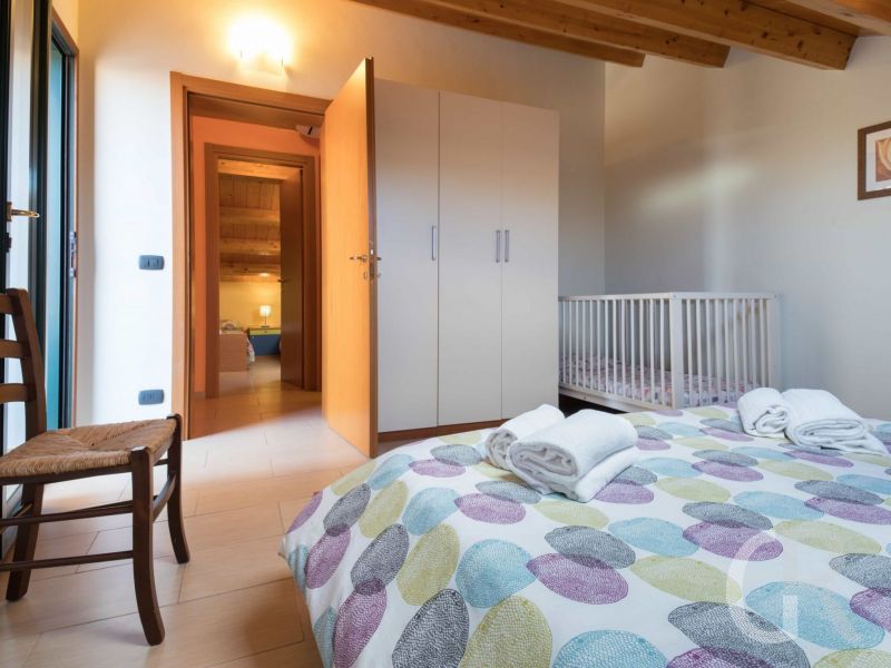 ferienwohnung-gioacchino-bett-mit-schrank.jpg